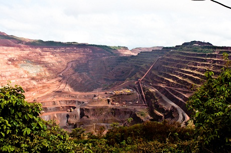 Imagens aéreas da região de Minas Gerais conhecida como “Quadrilátero Ferrífero”, mostrando a degradação ambiental causada pela ação das mineradoras naquela região.