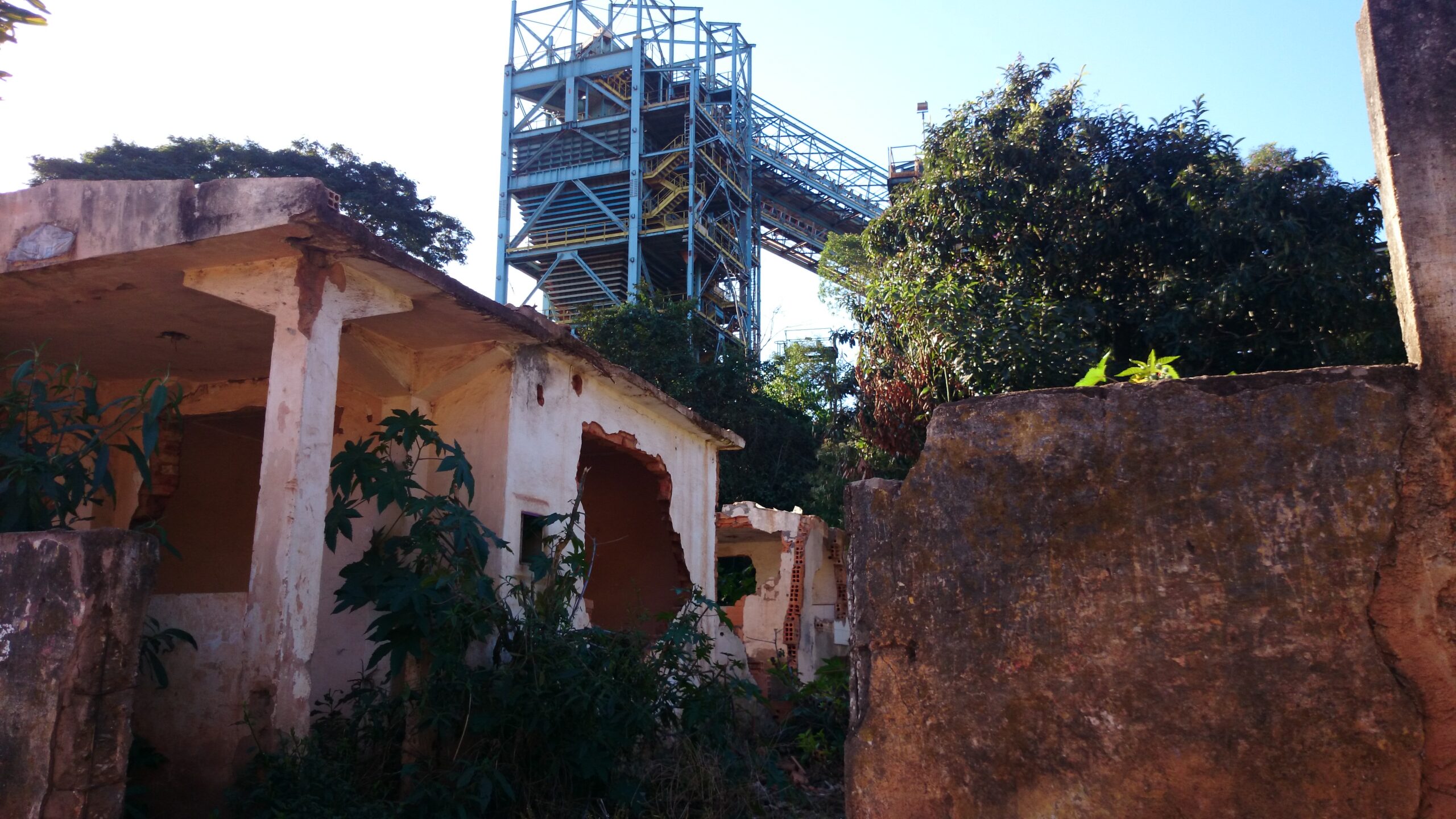 Mineração cria bairro fantasma em Congonhas, Minas Gerais