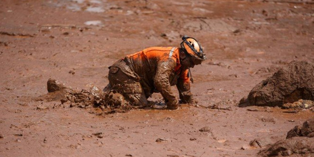 Bombeiros passam a usar máscaras por causa do mau cheiro de corpos em decomposição em Brumadinho