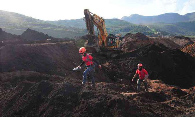 Bombeiros encontram corpo com crachá em Brumadinho