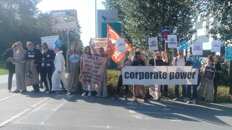 Articulação Internacional dos Atingidos e Atingidas pela Vale participa de protesto na sede da companhia, em Saint Prex, na Suíça